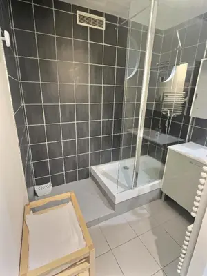 Salle de bains dans l'établissement Le Grandthille