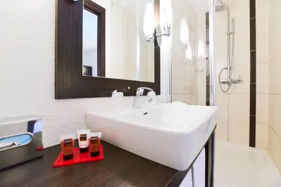 Salle de bains dans l'établissement Enzo Hotels Reims Tinqueux
