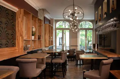 Restaurant ou autre lieu de restauration dans l'établissement La Cave de l'Avenue de Champagne