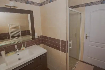 Salle de bains dans l'établissement Au Jardin Fleuri