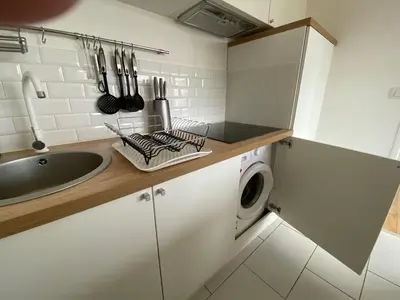 Cuisine ou kitchenette dans l'établissement Studio Amicie 27m2, balcon couvert, près centre-gare-cathédrale, wifi
