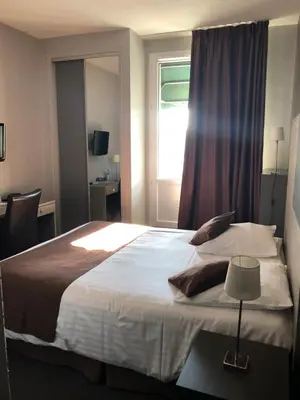 Un ou plusieurs lits dans un hébergement de l'établissement Logis - Hôtel du Nord et Restaurant La Table d'Elisa