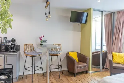 Coin salon dans l'établissement Studio 86 - Climatisation & proche centre-ville- 2 personnes - BnB Epernay