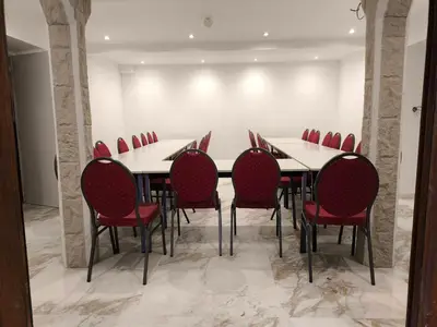Espace de conférence ou salle de réunion dans l'établissement Hôtel des Arcades