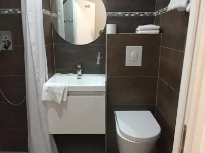 Salle de bains dans l'établissement Hôtel des Arcades