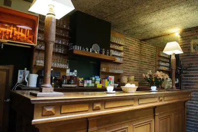 Salon ou bar de l'établissement Hôtel Les Chevaliers