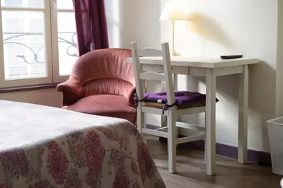 Un ou plusieurs lits dans un hébergement de l'établissement Hôtel Les Chevaliers