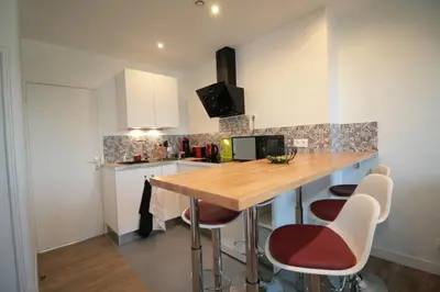 Cuisine ou kitchenette dans l'établissement Comme à la Maison - DE LA TOUR