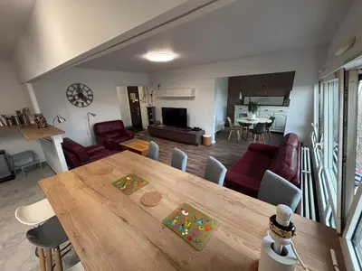 Coin salon dans l'établissement BedinReims elegant green bottle quiet and close to center free parking and wifi free ideal 5 à 9 Adultes