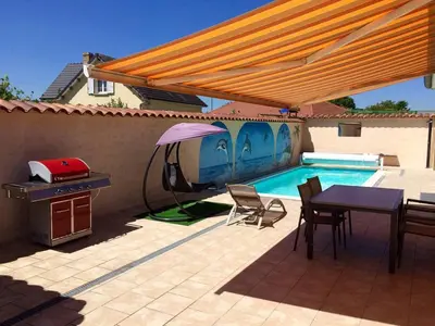 Piscine de l'établissement Charmant Studio en Champagne - Sparkling-Life ou située à proximité