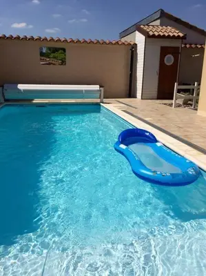 Piscine de l'établissement Charmant Studio en Champagne - Sparkling-Life ou située à proximité
