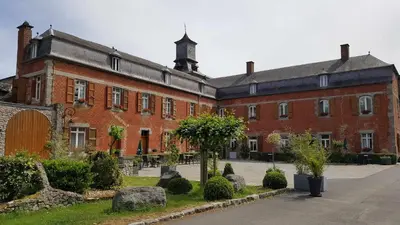 Jardin de l'établissement LOGIS - Château de la Motte - Hôtel & Restaurant