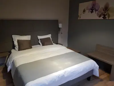 Un ou plusieurs lits dans un hébergement de l'établissement LOGIS - Château de la Motte - Hôtel & Restaurant