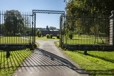 Jardin de l'établissement LOGIS - Château de la Motte - Hôtel & Restaurant