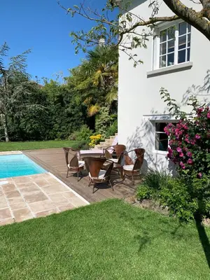 Piscine de l'établissement Maison d'Hôtes Joussaume Latour ou située à proximité