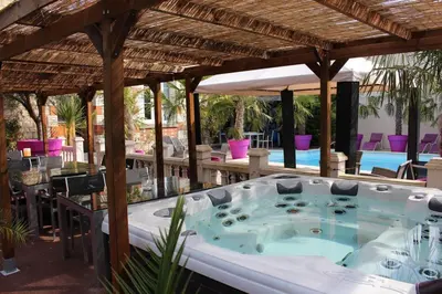 Piscine de l'établissement Manoir François 1er ou située à proximité