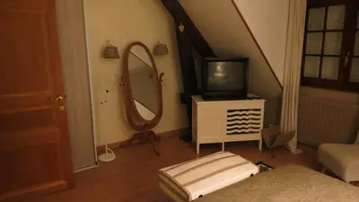 Télévision ou salle de divertissement dans l'établissement maison du Hérisson