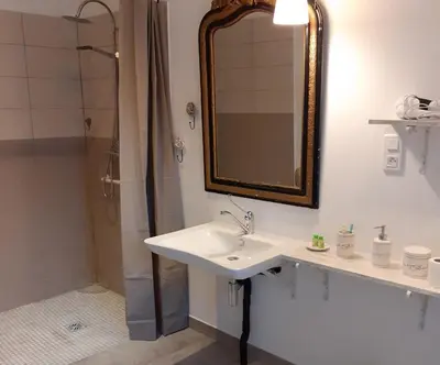 Salle de bains dans l'établissement Domaine La Garence
