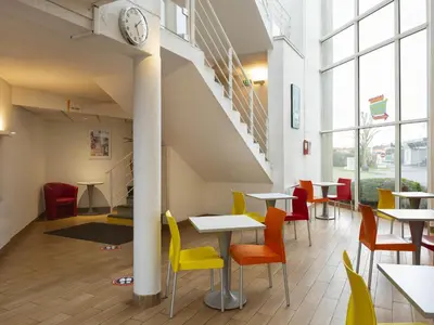 Coin salon dans l'établissement Hôtel F1 Reims Tinqueux