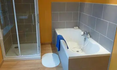 Salle de bains dans l'établissement Aubépine