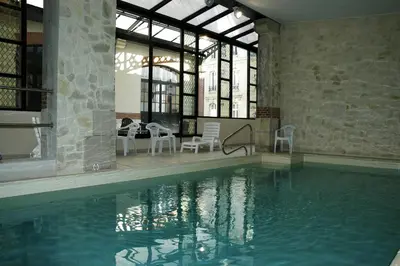 Piscine de l'établissement Hôtel Castel Jeanson ou située à proximité