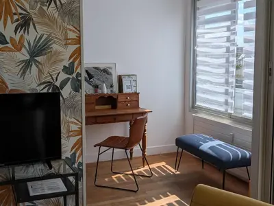 Télévision ou salle de divertissement dans l'établissement CENTRE-CATHEDRALE-CORDELIERS avec garage