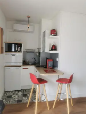 Cuisine ou kitchenette dans l'établissement CENTRE-CATHEDRALE-CORDELIERS avec garage