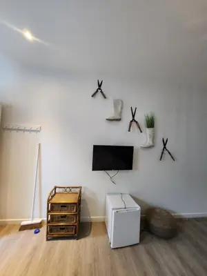 Télévision ou salle de divertissement dans l'établissement Chambres privées hyper-centre Epernay lit 160x200cm