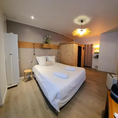 Un ou plusieurs lits dans un hébergement de l'établissement Chambres privées hyper-centre Epernay lit 160x200cm