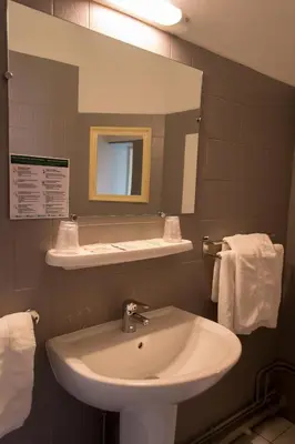 Salle de bains dans l'établissement Hôtel de Flandre Compiègne Centre-Ville
