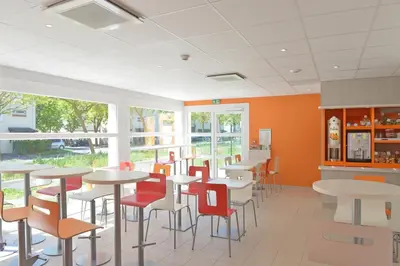 Restaurant ou autre lieu de restauration dans l'établissement Premiere Classe Reims Nord - Bétheny