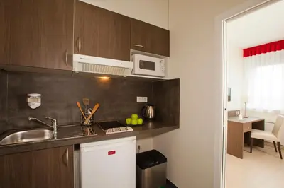 Cuisine ou kitchenette dans l'établissement Residhome Reims Centre