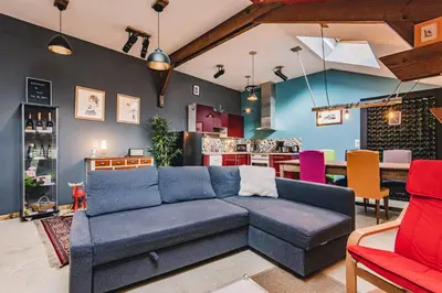 Coin salon dans l'établissement Gîtes Sérénaé avec vue sur rivière