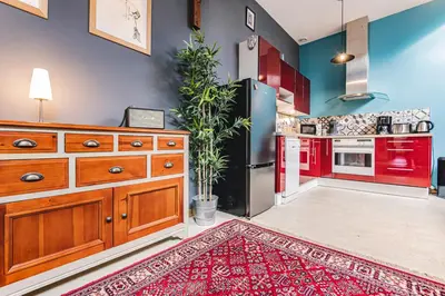 Cuisine ou kitchenette dans l'établissement Gîtes Sérénaé avec vue sur rivière