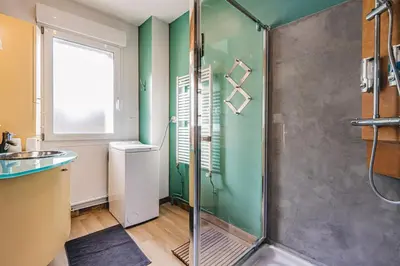 Salle de bains dans l'établissement Gîtes Sérénaé avec vue sur rivière