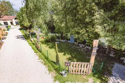 Jardin de l'établissement Gîtes Sérénaé avec vue sur rivière