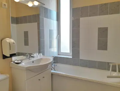 Salle de bains dans l'établissement Logis Hôtel & Restaurant du Chemin des Dames