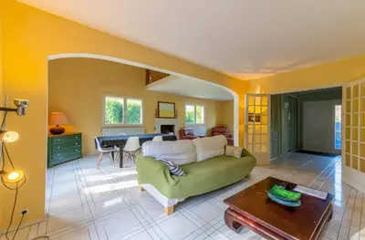 Coin salon dans l'établissement Maison chaleureuse à Saints avec jardin et terrasse