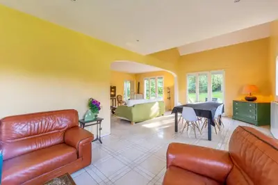 Coin salon dans l'établissement Maison chaleureuse à Saints avec jardin et terrasse