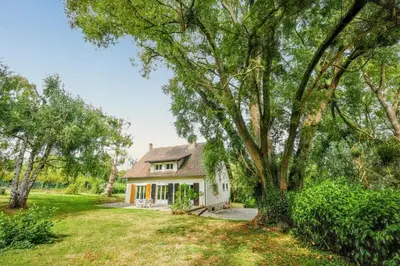 Jardin de l'établissement Maison chaleureuse à Saints avec jardin et terrasse