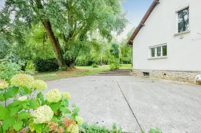 Jardin de l'établissement Maison chaleureuse à Saints avec jardin et terrasse