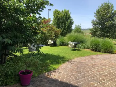 Jardin de l'établissement Hôtel Restaurant Les Grains d'Argent Dizy - Epernay