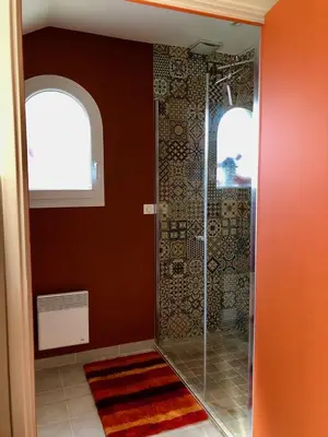 Salle de bains dans l'établissement Le Clos des Moulins 2 rue des cotes de l'Héry