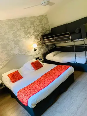 Un ou plusieurs lits dans un hébergement de l'établissement Cit'Hotel - Hotel Le Cèdre