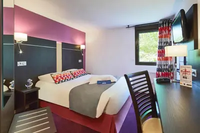 Télévision ou salle de divertissement dans l'établissement Kyriad Hotel Meaux