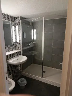 Salle de bains dans l'établissement Kyriad Meaux Sud Nanteuil Les Meaux