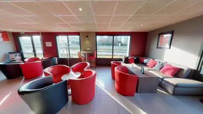 Coin salon dans l'établissement Kyriad Meaux Sud Nanteuil Les Meaux