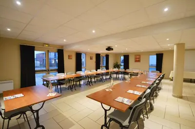 Espace de conférence ou salle de réunion dans l'établissement Brit Hotel Reims La Pompelle