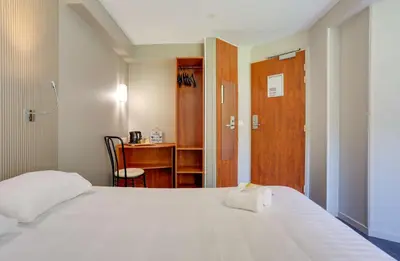 Un ou plusieurs lits dans un hébergement de l'établissement Brit Hotel Reims La Pompelle