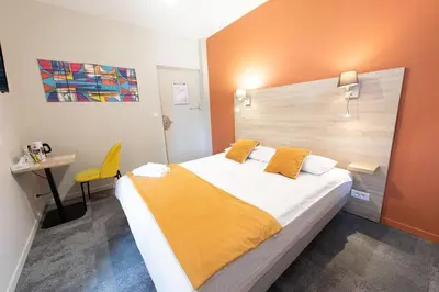 Un ou plusieurs lits dans un hébergement de l'établissement Logis - Hostellerie & Restaurant du Marché
